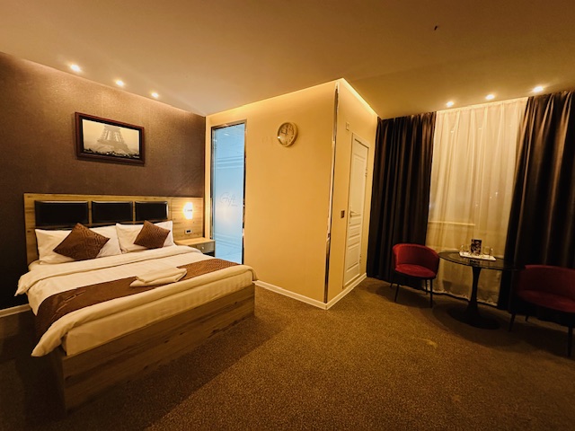 Paris room